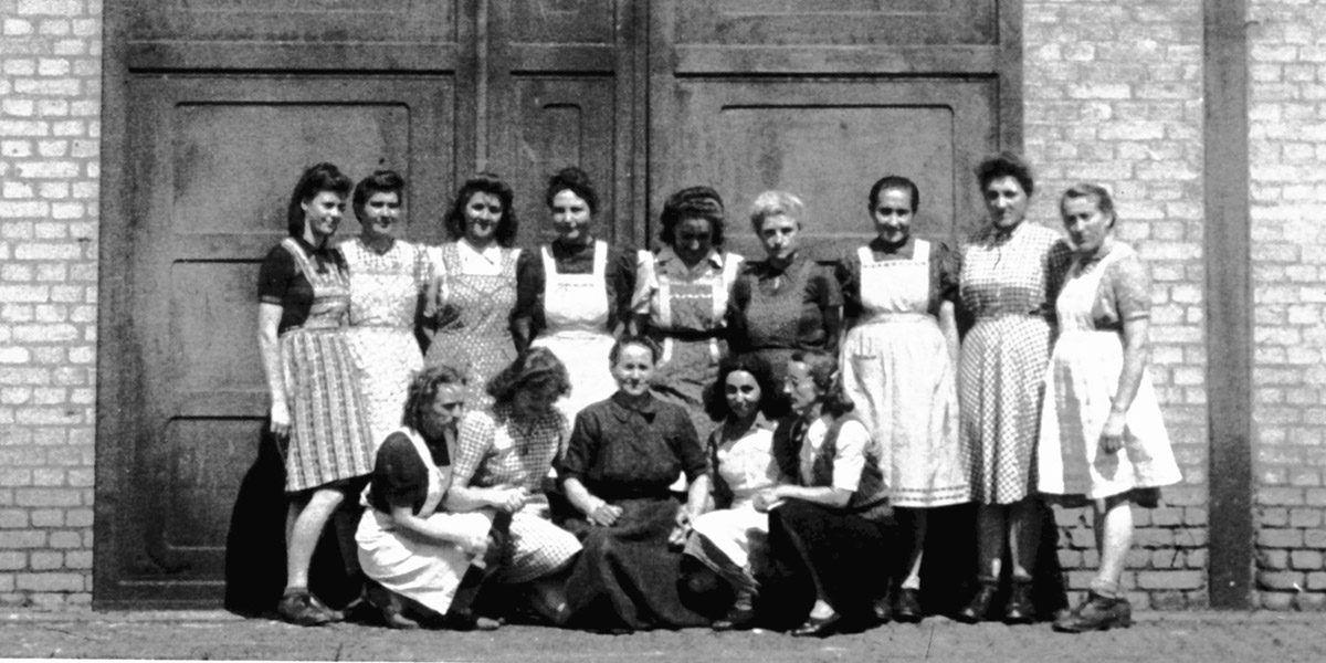 Zahlreiche weibliche Arbeitskräfte verstärkten die Belegschaft – hauptsächlich in der Kernmacherei