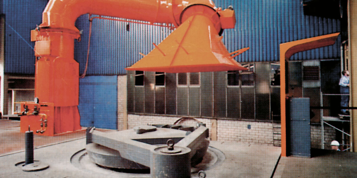 Neue Schmelzanlage 1983; Herzstück der Anlage – ein induktiv beheizter Tiegelofen mit Absaugvorrichtung